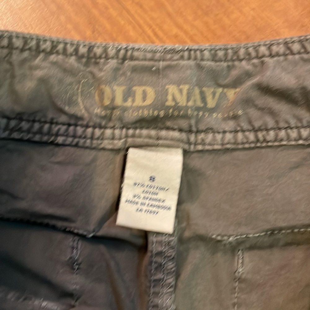 Old Navy cargo Bermuda shorts. - Picture 4 of 6